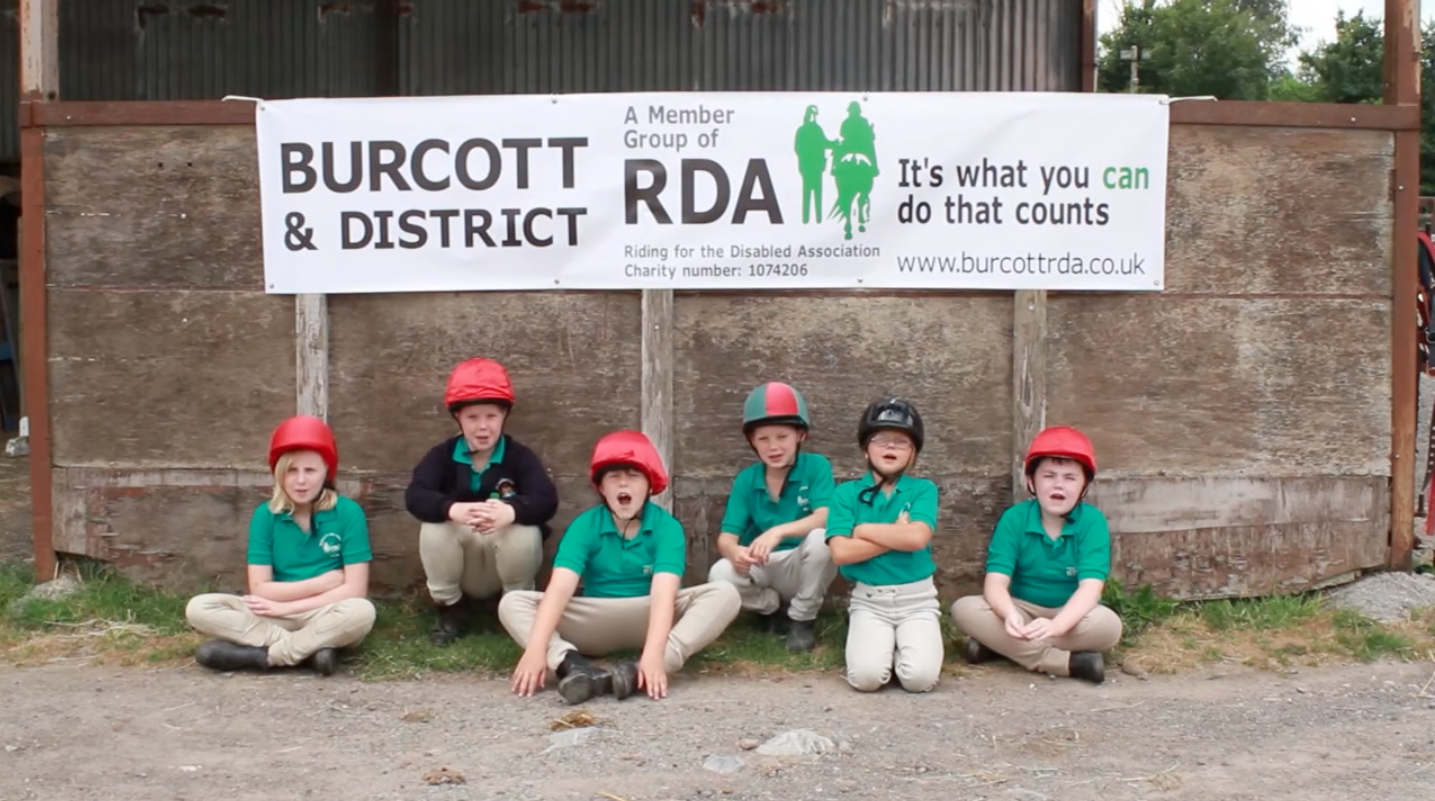 Mae Grŵp Marchogaeth Burcott a’r Cylch, sy’n rhan o’r Gymdeithas Marchogaeth i’r Anabl, wedi’i sefydlu ers dros 30 mlynedd ac rydym yn reidio yng Nghanolfan Farchogaeth Burcott, ger Wells. Mae ein beicwyr yn dod atom o'r ardal leol ac yn mynychu ein sesiynau sydd bob amser yn cael eu cynnal ar ddydd Mawrth yn ystod y tymor. Mae marchogion yn dod fel unigolion gyda rhiant neu ofalwr, neu o fewn grŵp o'u hysgol.