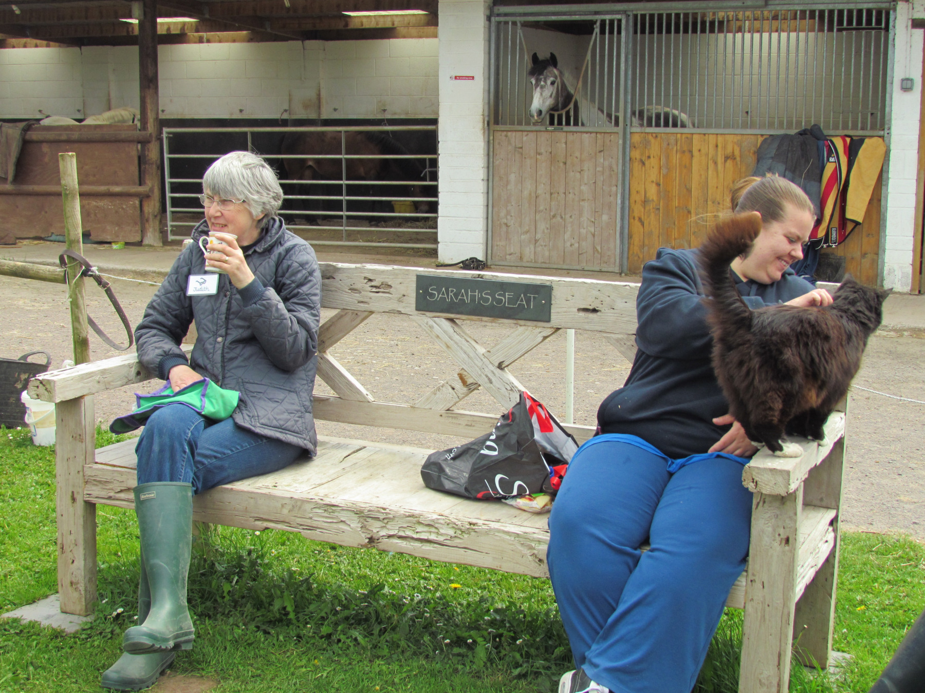 Ar ôl llawer o ymchwil, daethom ar draws yr un hwn, wedi'i wneud o dêc wedi'i ailgylchu, yn hyfryd ac wedi'i hindreulio, yn ddiymhongar a chyda naws wladaidd iddo, roeddem yn meddwl y byddai'n mynd heibio ac y byddai Sarah yn cymeradwyo.